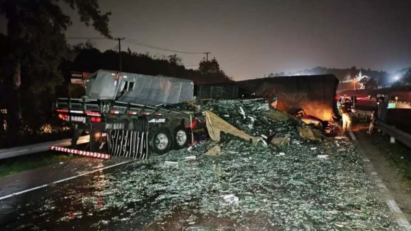 Criança leva choque e morre ao encostar em grade de escolinha de futebol