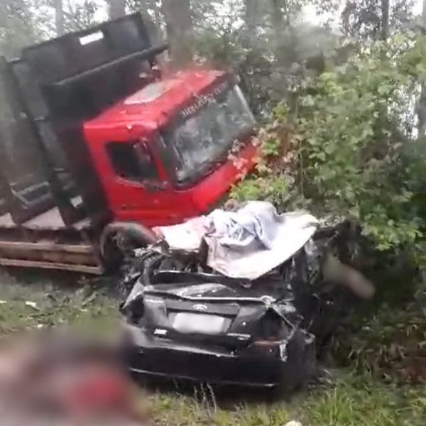 Câmera flagra momento em que motorista derruba cinco postes em Maringá; veja