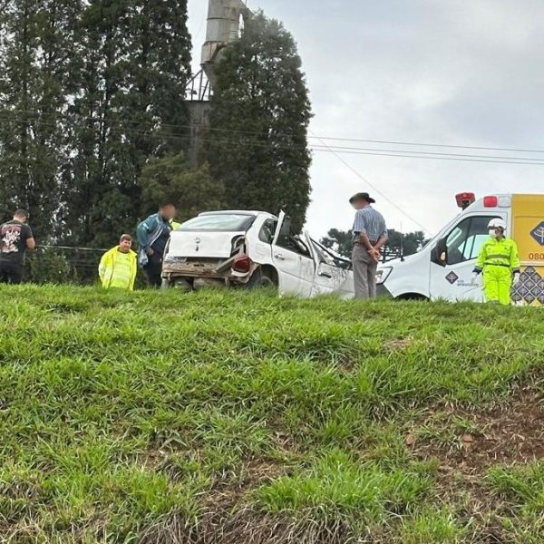 Motorista de 27 anos morre afogado após sair da pista e cair em rio no Paraná