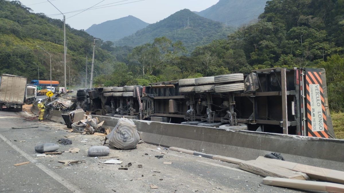 Caminhoneiro morre após caminhão pegar fogo em acidente na BR-376, em Guaratuba
