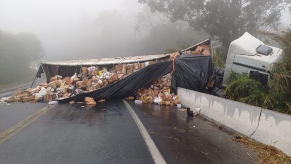 Motorista capota caminhonete no bairro Santa Quitéria