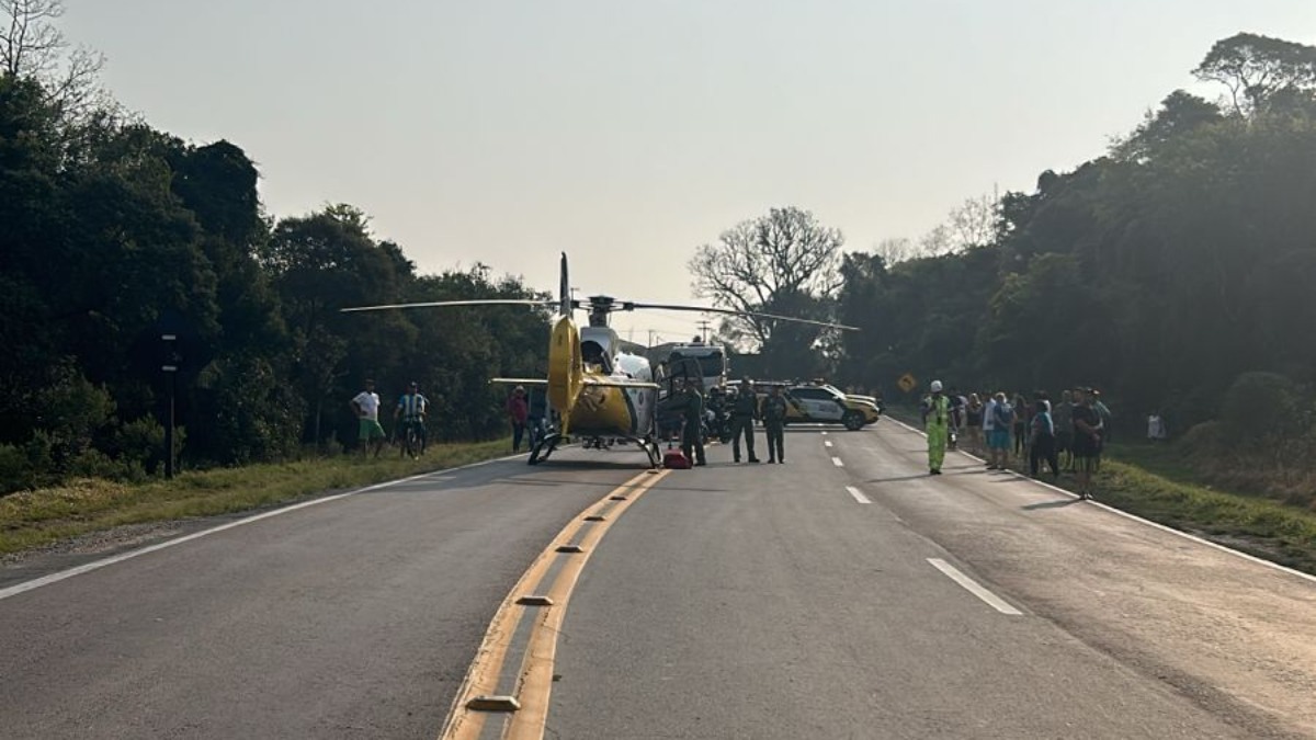 Um acidente envolvendo dois carros deixou sete pessoas, três delas crianças, gravemente feridas, na tarde deste domingo (8), no Contorno Norte, em Almirante Tamandaré, Região Metropolitana de Curitiba. Uma das vítimas ficou presa nas ferragens e precisou ser resgatada de helicóptero.