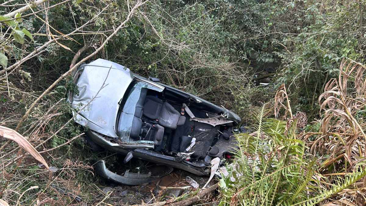 Um acidente envolvendo dois carros deixou sete pessoas, três delas crianças, gravemente feridas, na tarde deste domingo (8), no Contorno Norte, em Almirante Tamandaré, Região Metropolitana de Curitiba. Uma das vítimas ficou presa nas ferragens e precisou ser resgatada de helicóptero.