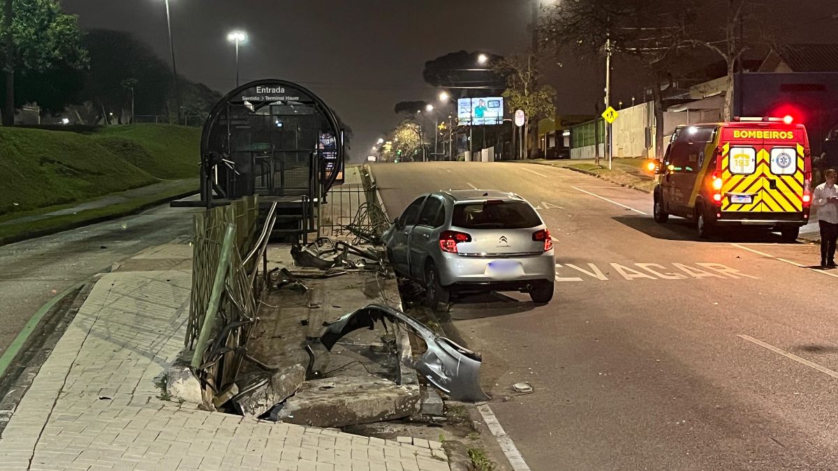 Motorista estava com os filhos no carro quando bateu em uma estação-tubo