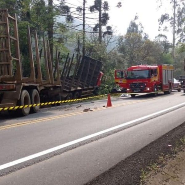 Jovem de 25 anos bate motocicleta em carreta estacionada e morre; VÍDEO