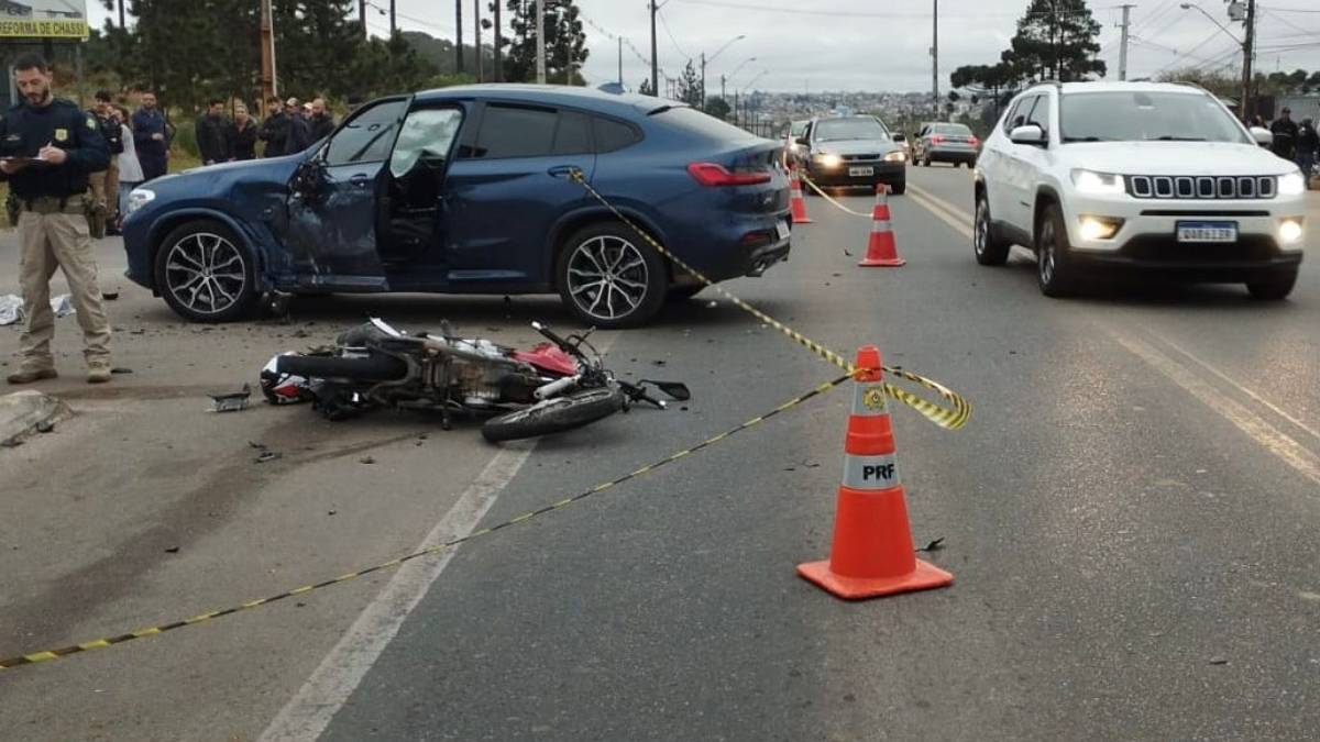 Acidente entre moto e BMW causa morte de jovem de 20 anos na RMC