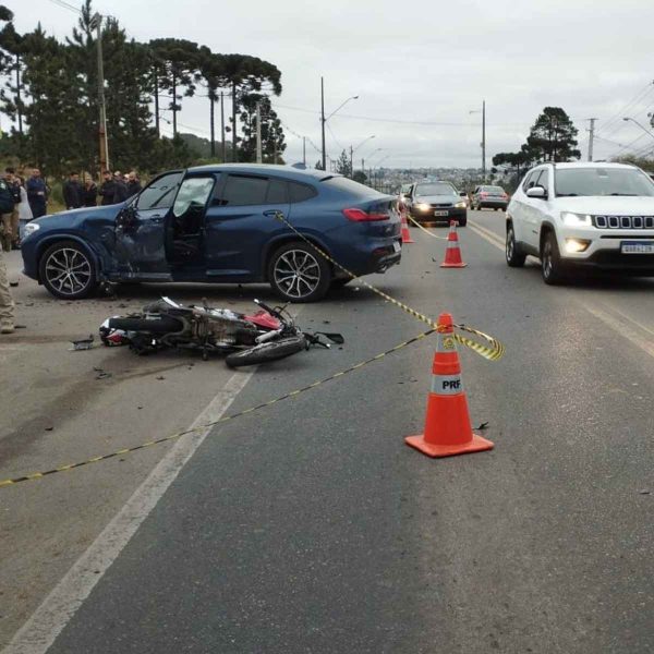 Carro Ecosporte e Caminhão em colisão frontal