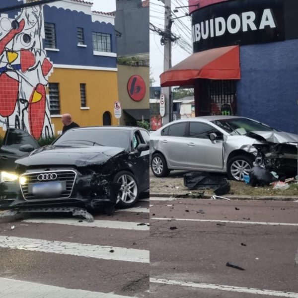 Duas fotos lado a lado. Na primeira, membro do grupo se pendura com as pernas para fora da carreta, segurando na lateral dela. Na segunda, moto está no chão, juntamente com piloto e garupa, e membro do grupo está correndo