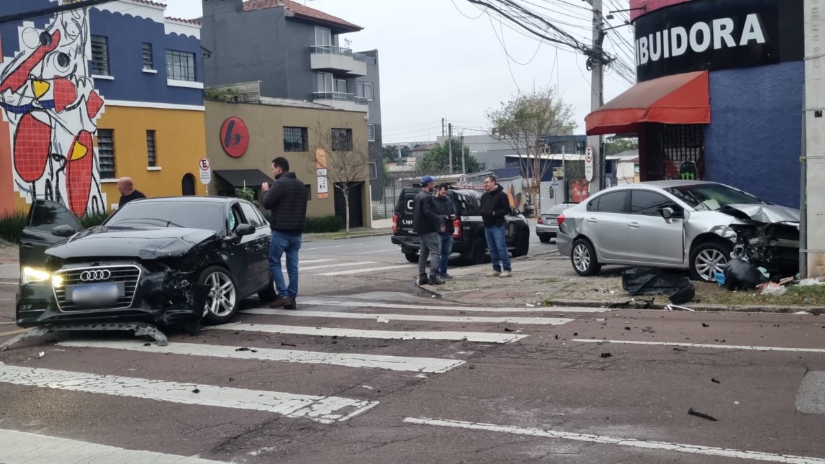 Acidente no Rebouças envolveu um carro importado com policiais