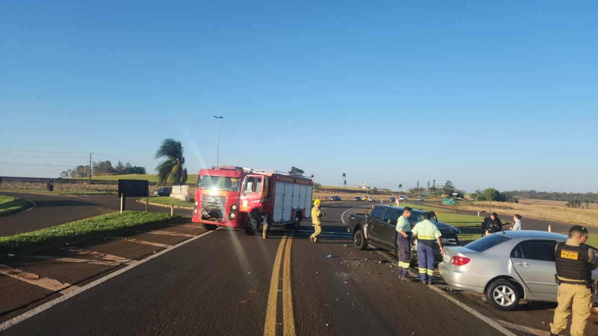 Um grave acidente na BR-369, no trevo de acesso à cidade de Santa Mariana, no norte do Paraná, causou a morte de um idoso e deixou outras oito pessoas feridas. A colisão ocorrida na tarde de sábado (28) envolveu uma caminhonete e um carro.