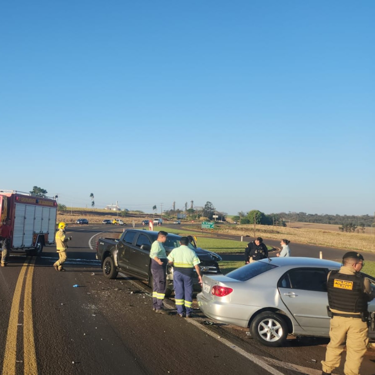 Um grave acidente na BR-369, no trevo de acesso à cidade de Santa Mariana, no norte do Paraná, causou a morte de um idoso e deixou outras oito pessoas feridas. A colisão ocorrida na tarde de sábado (28) envolveu uma caminhonete e um carro.