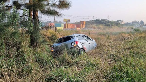 Homem cai de ônibus após acidente com caminhão na BR-277; assista ao vídeo