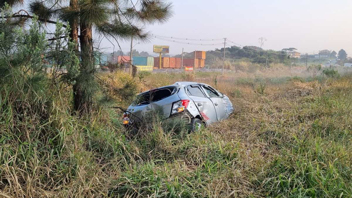 Dois homens ficaram feridos após o carro em que eles estavam bater em um caminhão e capotar, no Contorno Norte, no bairro Butiatuvinha, em Curitiba, no início da manhã desta quarta-feira (11). 