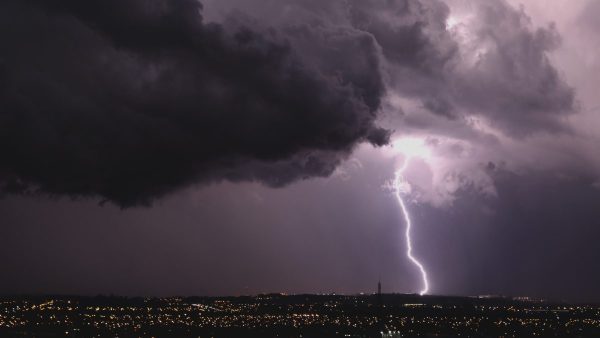 Frente fria traz temporal e rajadas de vento de até 90 km/h ao Paraná