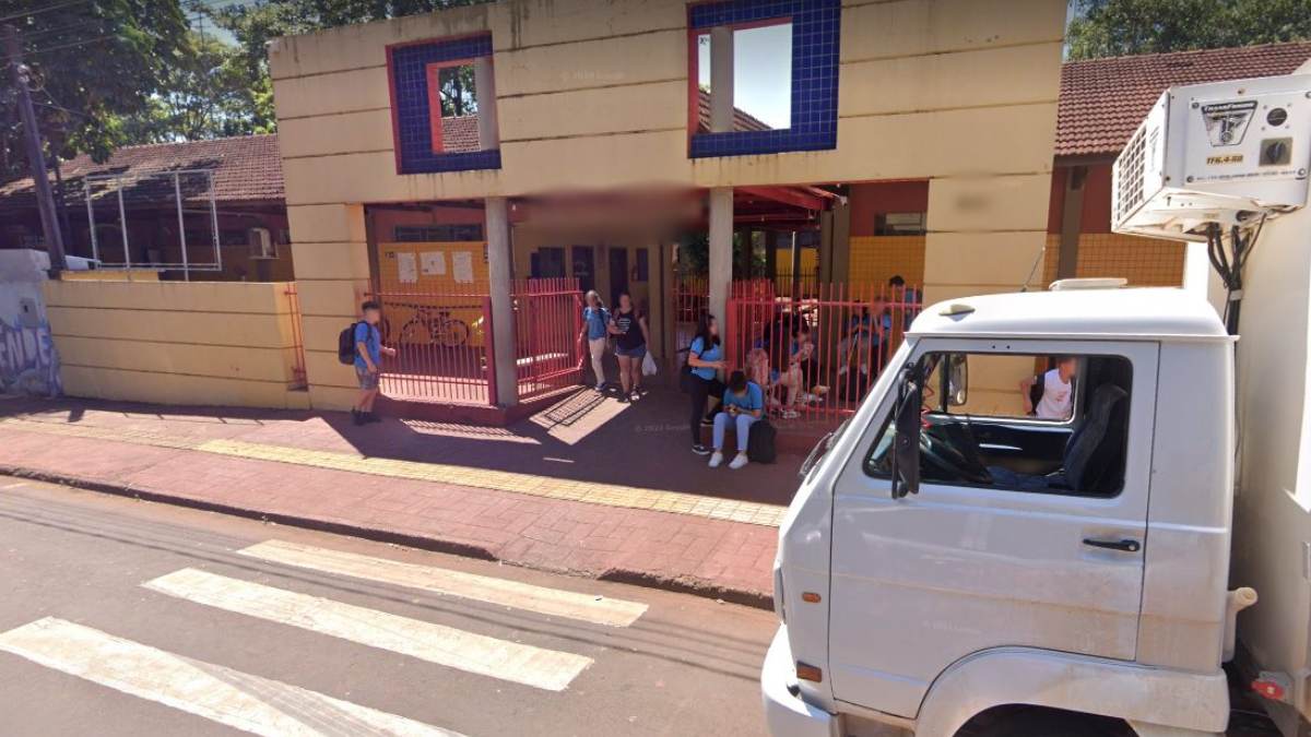 Aluna esfaqueia dois estudantes durante briga em banheiro de escola no PR