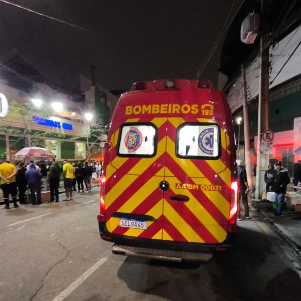 Explosão de bateria em elevador: vídeo mostra desespero de vizinhos em resgate