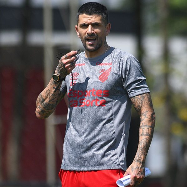 Bruno Zapelli e Hugo Moura em Athletico x Vasco