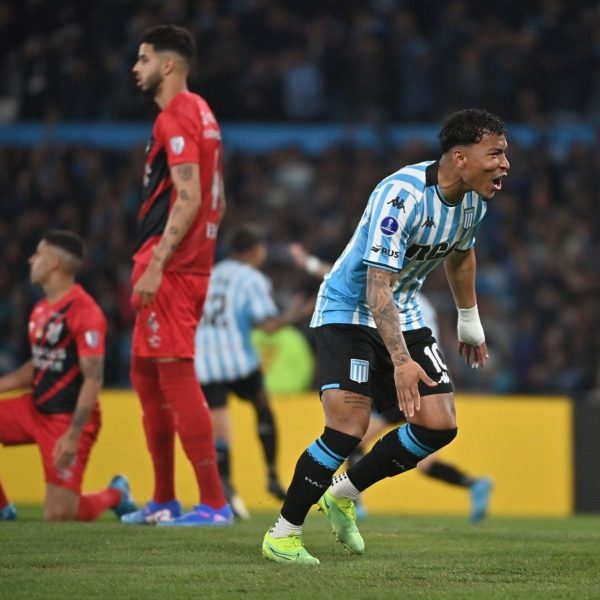 João Cruz renova contrato com o Athletico