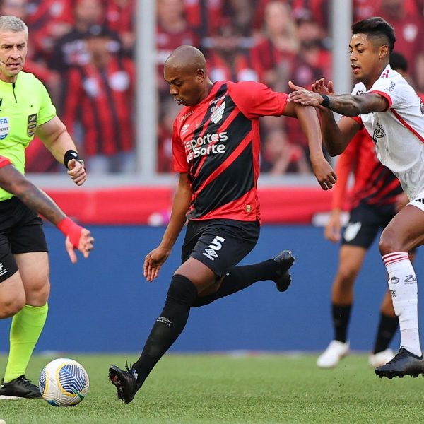 Bruno Zapelli e Hugo Moura em Athletico x Vasco