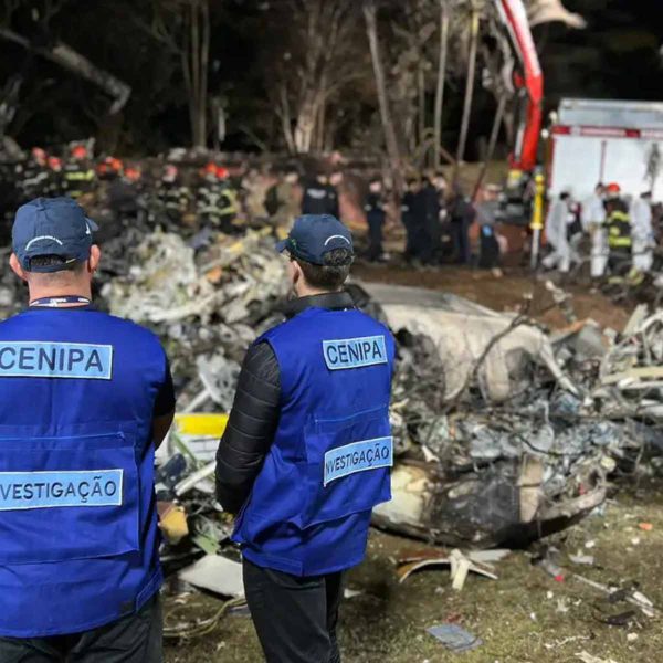 Veículos destruídos acidente br-277