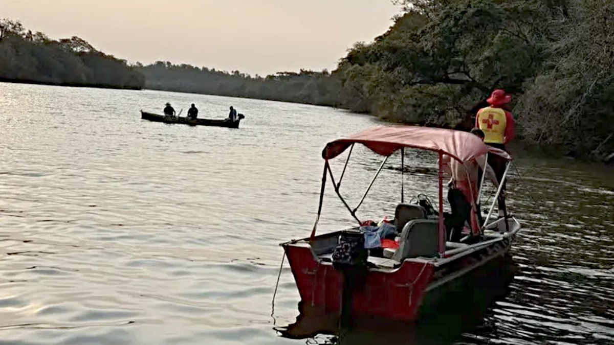 O Corpo de Bombeiros segue com as buscas por pai e filho desaparecidos no rio Tibagi, nos Campos Gerais do Paraná, depois que o barco em que eles estavam afundou, na sexta-feira (30). O terceiro ocupante do barco e um cachorro que acompanhava o trio foram resgatados com vida ainda no dia do do acidente.