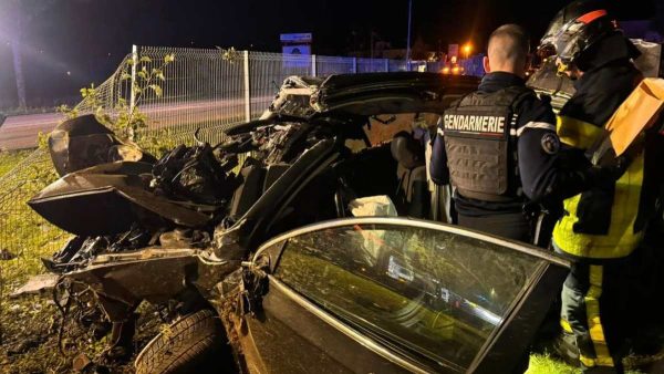 Um acidente em um parque de diversões feriu três crianças em Maringá, no norte do Paraná, no domingo (18) à noite. Elas estavam em um brinquedo que descarrilou e tombou parcialmente. De acordo com o Corpo de Bombeiros, as três crianças tiveram apenas ferimentos leves e foram atendidas no próprio local.