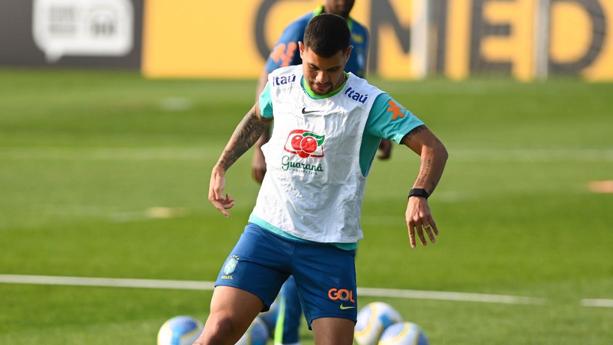 Bruno Guimarães em treino da Seleção Brasileira