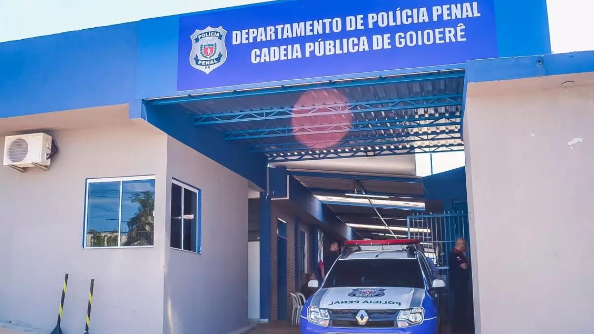 A Vara Criminal de Goioerê, no noroeste do Paraná, condenou a pouco mais de três anos de prisão um guarda prisional que recebeu presentes para conceder privilégios a um detento. Além dele, a esposa do preso e o advogado dela receberam penas superiores a três anos de detenção. 