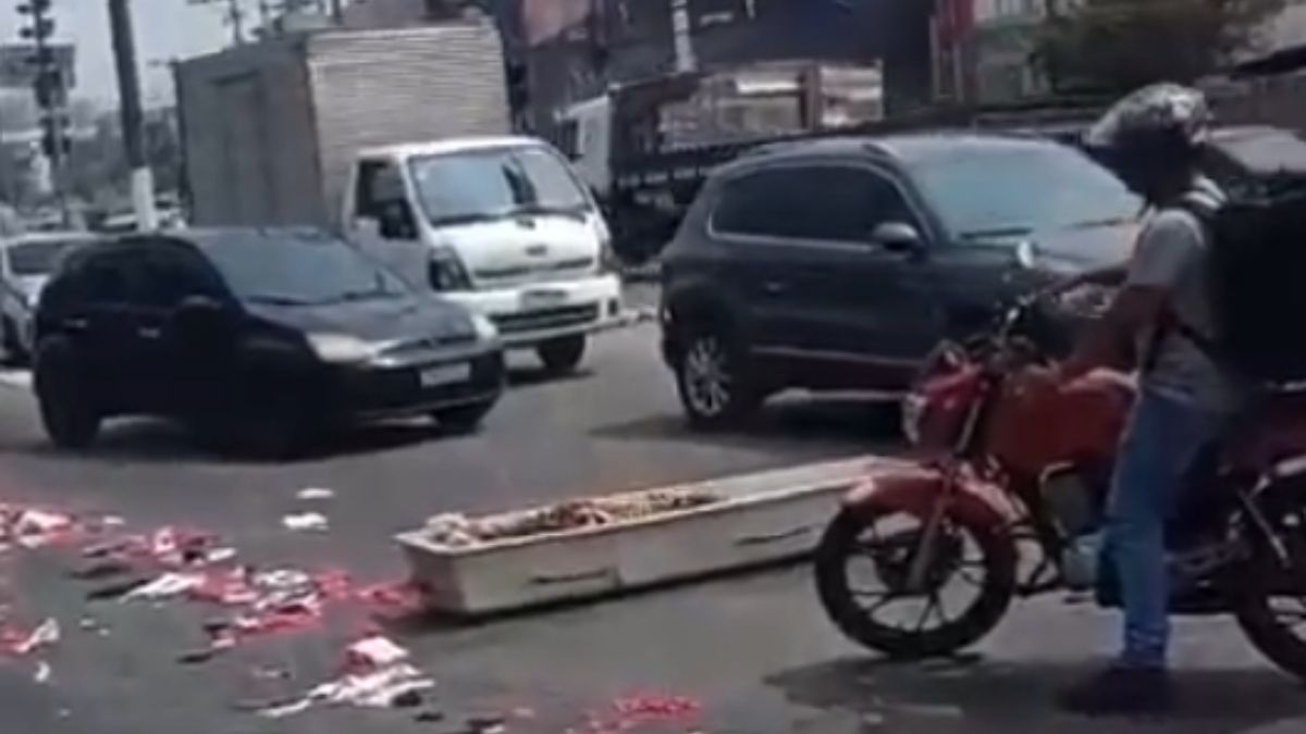 Caixão fica no meio da rua após cair de carro funerário; veja o vídeo