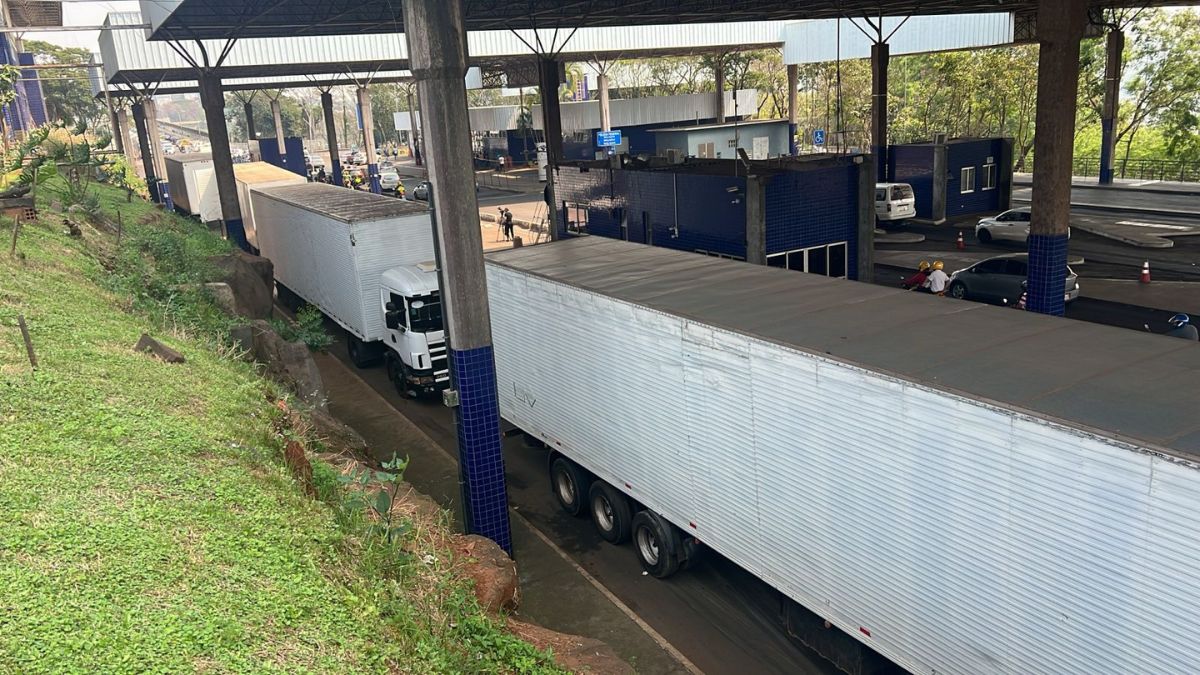 Motorista de caminhão desengata carreta e foge ao perceber fiscalização no PR; vídeo