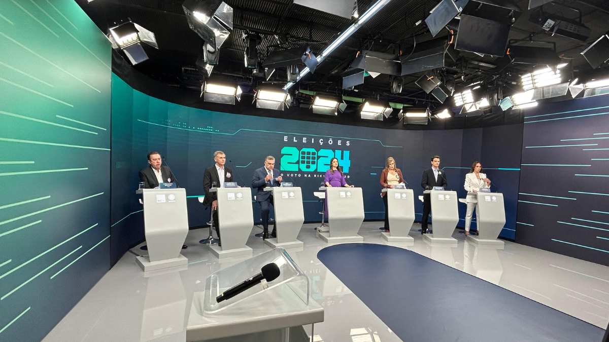 Manuella Niclewicz com os candidatos participantes do debate