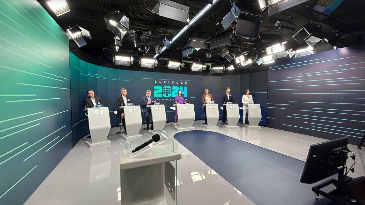 Manuella Niclewicz com os candidatos participantes do debate