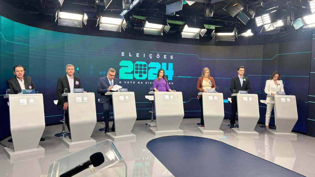 Manuella Niclewicz com os candidatos participantes do debate