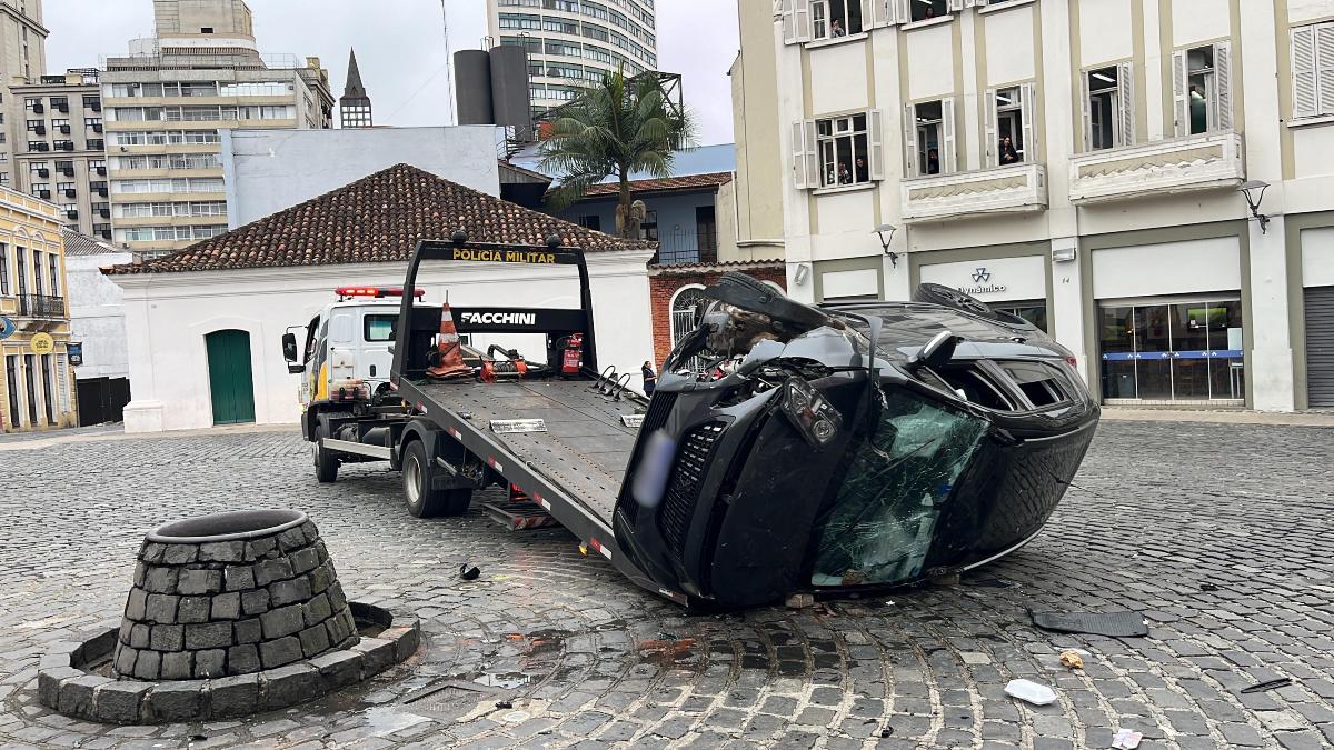 Motorista capota carro no Largo da Ordem