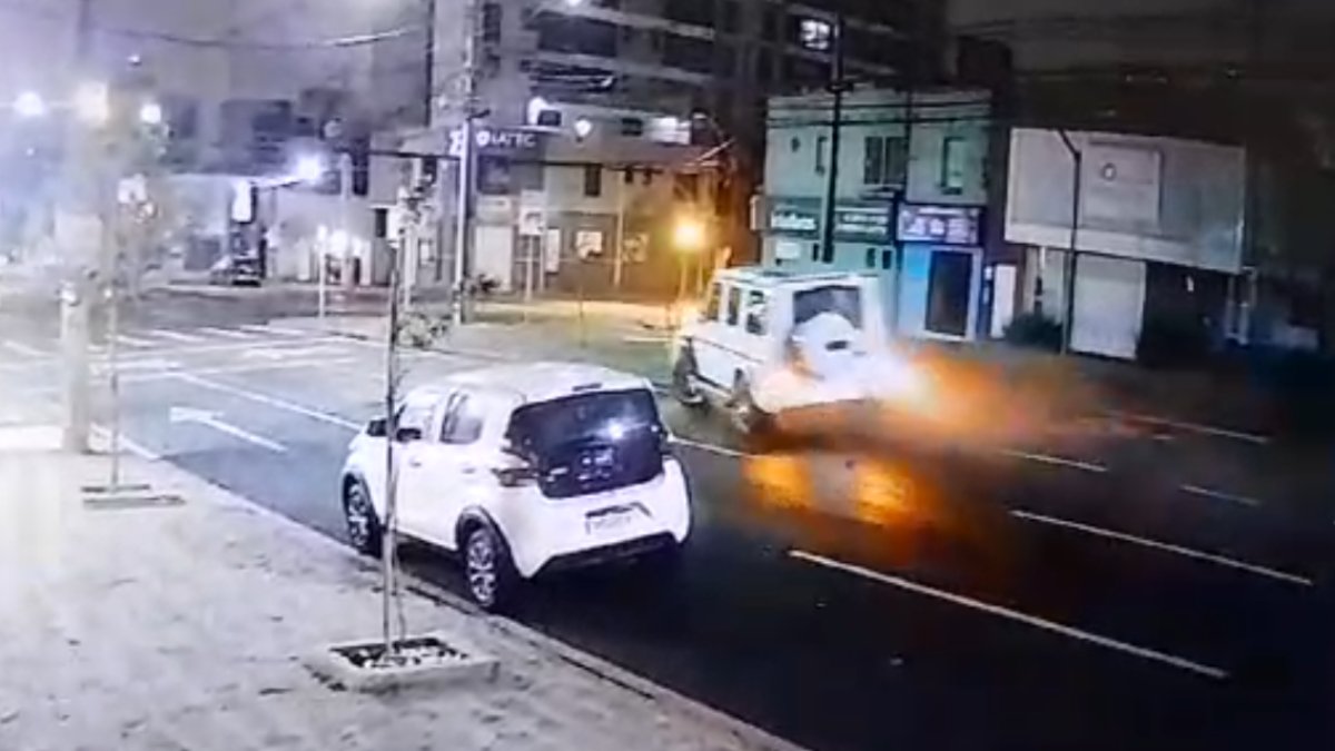 Carro de mais de R$ 2 milhões derruba postes, placa e atinge veículo no PR; vídeo