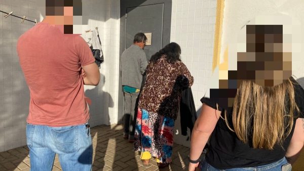 Criança é resgatada por vizinhos de apartamento em chamas