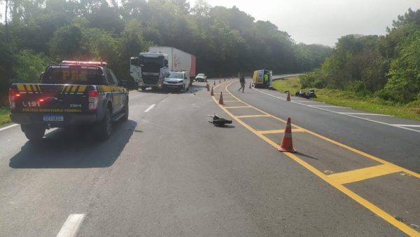 Um acidente entre uma van e uma caminhonete terminou com uma pessoa ferida na manhã desta terça-feira (20), no bairro Rebouças, em Curitiba.