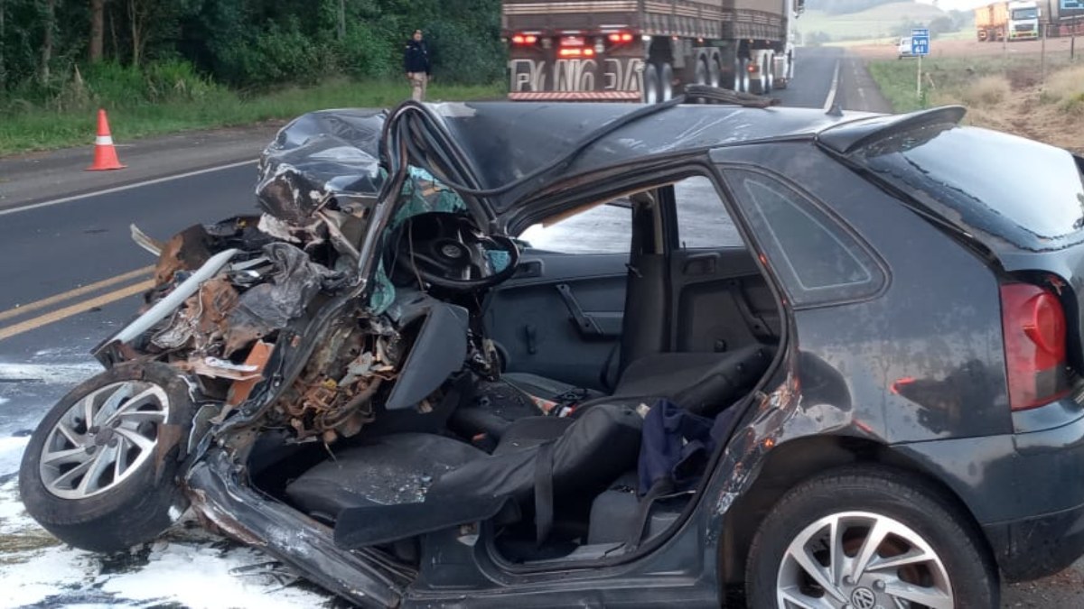 Um grave acidente na BR-163, em Pérola D´Oeste, no sudoeste do Paraná, na manhã desta sexta-feira (6), deixou um casal gravemente ferido. De acordo com a Polícia Rodoviária Federal (PRF), eles estavam em um Gol que seguia em direção à Pranchita, que bateu de frente com uma caminhão carregado de ração que vinha em sentido contrário, logo após o término de um trecho com terceira pista