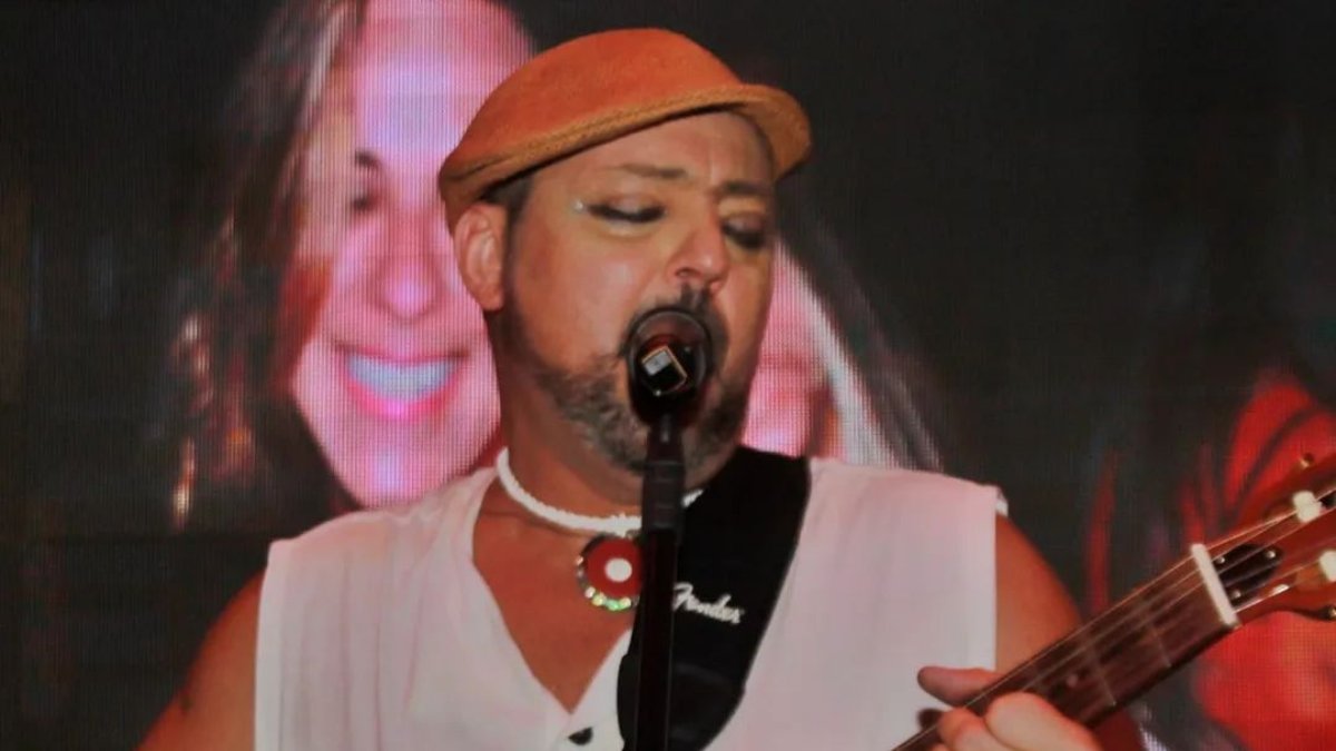 Cantor Conrado Pouza morre aos 45 anos por complicações da Covid-19