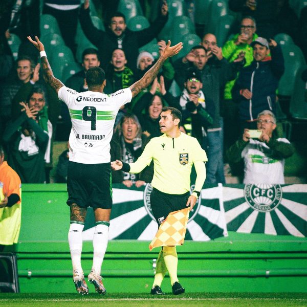 Técnico do Coritiba, Jorginho, em treino no CT da Graciosa