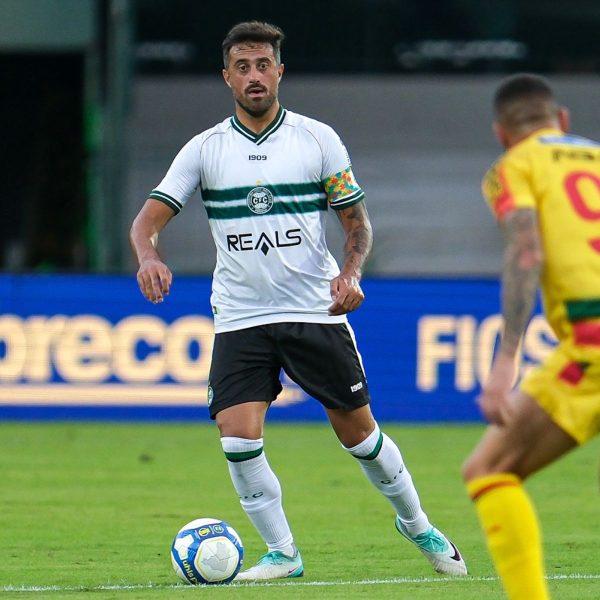 Lucas Ronier comemora gol beijando escudo do Coritiba