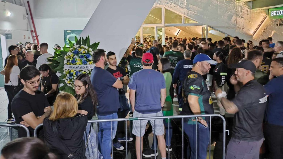 Velório de dois atletas do Coritiba Crocodiles é realizado no estádio Couto Pereira