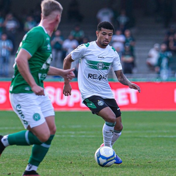 Técnico do Coritiba, Jorginho, em treino no CT da Graciosa