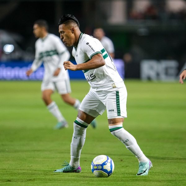 Técnico Jorginho, do Coritiba, comanda treino no CT da Graciosa