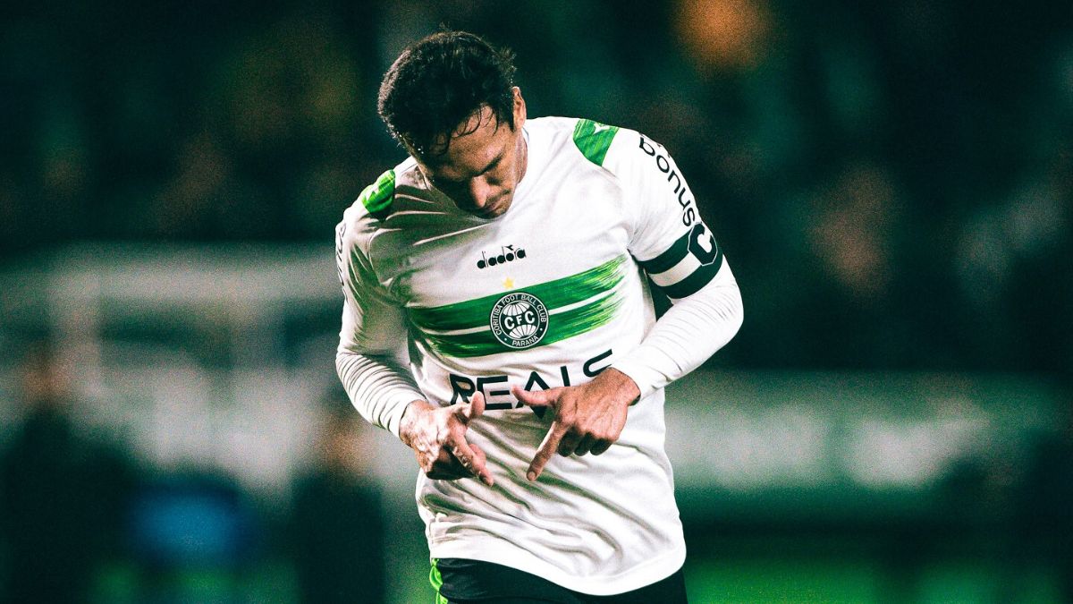 Robson comemora o gol em Coritiba x Ceará, pela Série B 2024