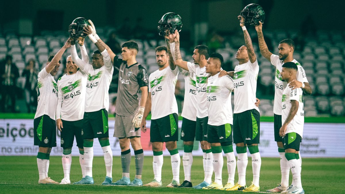 Jogadores prestam homenagem ao Coritiba Crocodiles