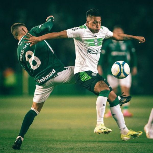 Lucas Ronier comemora gol em Coritiba x América-MG