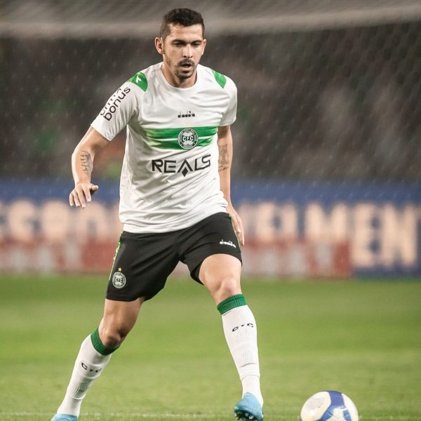 Técnico Jorginho, do Coritiba, comanda treino no CT da Graciosa