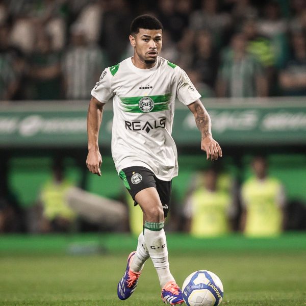 Técnico Jorginho, do Coritiba, comanda treino no CT da Graciosa