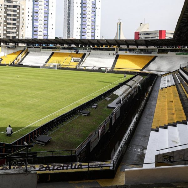 Torcida do Athletico com mulheres e crianças